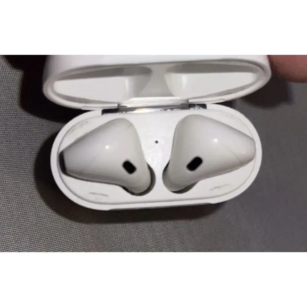 Apple White Wireless Earbuds Charging Case